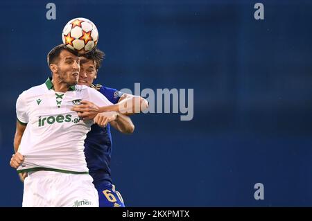 ZAGABRIA, CROAZIA - 20 LUGLIO: Marko Scepovic di Omonoia e Rasmus Lauritsen di Dinamo Zagreb in azione durante il secondo turno di Qualifiche della UEFA Champions League tra GNK Dinamo Zagreb e Omonoia allo Stadion Maksimir il 20 luglio 2021 a Zagabria, Croazia. Foto: Josip Regovic/PIXSELL Foto Stock