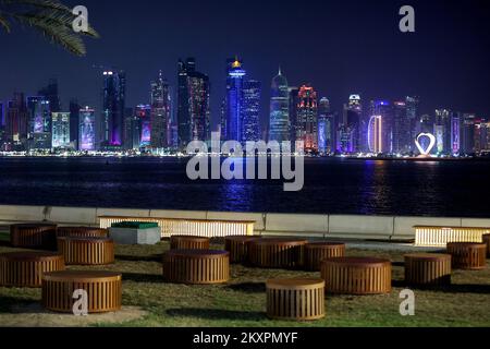 L'atmosfera notturna per le strade durante la Coppa del mondo FIFA a Doha, Qatar, il 30 novembre 2022. Foto: Igor Kralj/PIXSELL Foto Stock