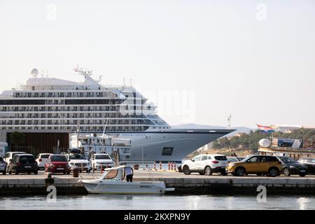 L'incrociatore norvegese Viking Venere, lungo 228 metri, navigò nel porto di Sibenik, il 21 luglio 2021. Questo è il primo grande incrociatore che ha navigato in Sibenik questa stagione. Foto: Dusko Jaramaz/PIXSELL Foto Stock