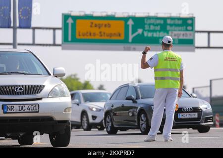 Le auto sono in attesa di passare al casello di Zagabria il 24 luglio 2021. Al casello di Lucko, c'erano grandi folle in entrambe le direzioni dalla mattina presto a causa dello straordinario weekend di andare al mare. Foto: Tomislav Miletic/PIXSEL Foto Stock