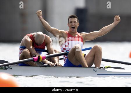 Tokyo , Giappone - 29 luglio 2021; Valent Sinkovic, Right, e Martin Sinkovic di Croazia festeggiano dopo aver vinto l'oro nella finale di coppia maschile durante L'EVENTO al Sea Forest Waterway durante i Giochi Olimpici estivi di Tokyo del 2020 a Tokyo, Giappone. Foto: Igor Kralj/PIXSELL Foto Stock