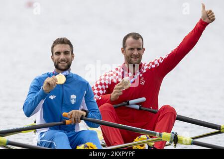 La medaglia d'oro Stefanos Ntouskos del Team Greece e la medaglia di bronzo Damir Martin del Team Croatia posano con le loro medaglie sulle loro barche dopo la finale A delle singole sculture maschili il giorno sette dei Giochi Olimpici di Tokyo 2020 alla Sea Forest Waterway il 30 luglio 2021 a Tokyo, Giappone. Foto: Igor Kralj/PIXSELL Foto Stock