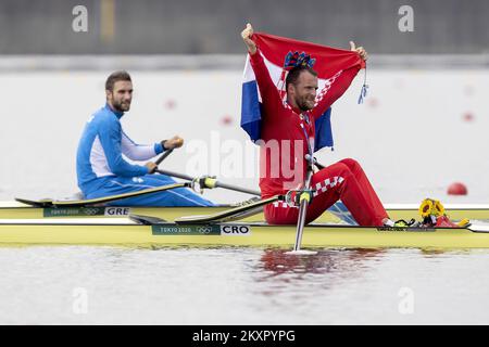 La medaglia d'oro Stefanos Ntouskos del Team Greece e la medaglia di bronzo Damir Martin del Team Croatia posano con le loro medaglie sulle loro barche dopo la finale A delle singole sculture maschili il giorno sette dei Giochi Olimpici di Tokyo 2020 alla Sea Forest Waterway il 30 luglio 2021 a Tokyo, Giappone. Foto: Igor Kralj/PIXSELL Foto Stock