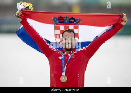 Medaglia di bronzo Damir Martin del Team Croatia posa con la sua medaglia durante la cerimonia di medaglia per la finale A delle sculture singole maschili il giorno sette dei Giochi Olimpici di Tokyo 2020 al Sea Forest Waterway il 30 luglio 2021 a Tokyo, Giappone. Foto: Igor Kralj/PIXSELL Foto Stock