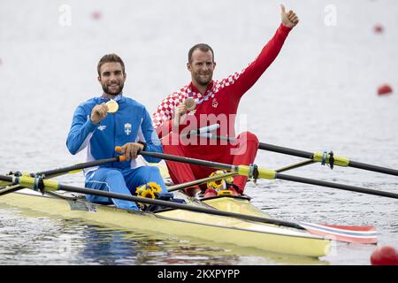 La medaglia d'oro Stefanos Ntouskos del Team Greece e la medaglia di bronzo Damir Martin del Team Croatia posano con le loro medaglie sulle loro barche dopo la finale A delle singole sculture maschili il giorno sette dei Giochi Olimpici di Tokyo 2020 alla Sea Forest Waterway il 30 luglio 2021 a Tokyo, Giappone. Foto: Igor Kralj/PIXSELL Foto Stock