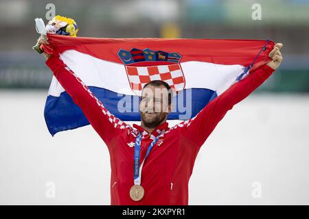 Medaglia di bronzo Damir Martin del Team Croatia posa con la sua medaglia durante la cerimonia di medaglia per la finale A delle sculture singole maschili il giorno sette dei Giochi Olimpici di Tokyo 2020 al Sea Forest Waterway il 30 luglio 2021 a Tokyo, Giappone. Foto: Igor Kralj/PIXSELL Foto Stock