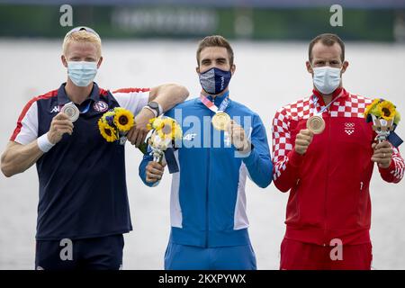 Medaglia d'argento Kjetil Borch del Team Norway, La medaglia d'oro Stefanos Ntouskos del Team Greece e la medaglia di bronzo Damir Martin del Team Croatia posano con le loro medaglie durante la cerimonia di medaglia per la finale A delle sculture singole maschili il giorno sette dei Giochi Olimpici di Tokyo 2020 sulla Sea Forest Waterway il 30 luglio 2021 a Tokyo, Giappone. Foto: Igor Kralj/PIXSELL Foto Stock