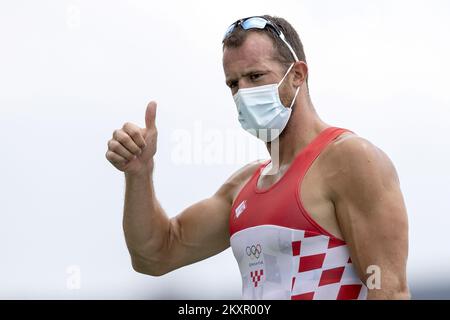 La medaglia di bronzo Damir Martin del Team Croatia viene raffigurata durante la cerimonia di medaglia per la finale A delle sculture singole maschili il sette° giorno dei Giochi Olimpici di Tokyo del 2020 al Sea Forest Waterway, il 30 luglio 2021 a Tokyo, Giappone. Foto: Igor Kralj/PIXSELL Foto Stock