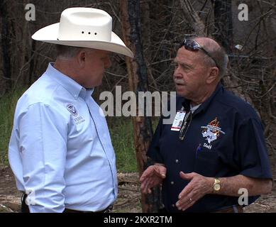 Ufficiale di coordinamento federale Meetins con il funzionario della contea. Texas Wildfire. Fotografie relative a disastri e programmi, attività e funzionari di gestione delle emergenze Foto Stock