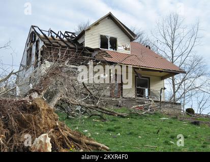 Case distrutte in West Liberty. Tempeste gravi del Kentucky, tornado, vento in linea retta e alluvioni. Fotografie relative a disastri e programmi, attività e funzionari di gestione delle emergenze Foto Stock