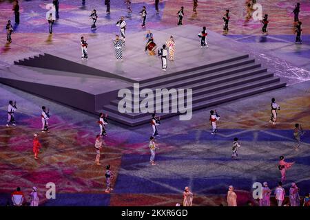 Gli animatori si esibiscono durante la cerimonia di chiusura dei Giochi Olimpici di Tokyo 2020 allo Stadio Olimpico il 08 agosto 2021 a Tokyo, Giappone. Foto: Igor Kralj/PIXSELL Foto Stock