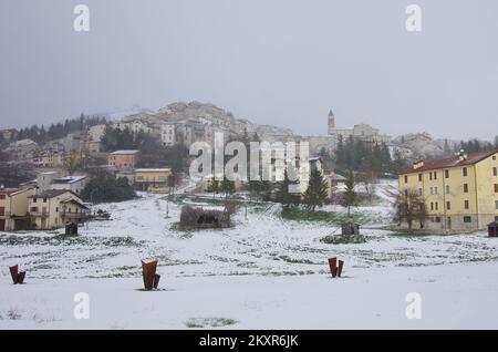 Rivisondoli (AQ) - Vista sul caratteristico borgo innevato di montagna - Abruzzo - Italia Foto Stock