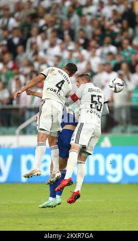 Mateusz Wieteska di Legia e Artur Jedrzejczyk di Legia si alzano per un titolo durante la terza partita di qualificazione della Coppa UEFA Champions League di seconda tappa tra Legia Varsavia e Dinamo Zagreb al Marshall Jozef Pilsudski Municipal Stadium il 10 agosto 2021 a Varsavia, Polonia. Phoot: MatijaHabljak/PIXSELL Foto Stock