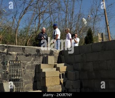 Un'ispezione programmata - anche se non esiste più la casa. Tempeste gravi del Kentucky, tornado, vento in linea retta e alluvioni. Fotografie relative a disastri e programmi, attività e funzionari di gestione delle emergenze Foto Stock