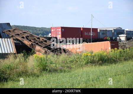 Questa mattina, poco prima delle 5, due treni merci si sono scontrati nei pressi del villaggio di Majurac vicino a Krizevci il 11 agosto 2021. Due persone sono state trasportate in ospedale, e la gravità delle lesioni che hanno subito è ancora sconosciuta. Entrambi i treni si stavano muovendo dalla direzione di Krizevci verso Koprivnica. C'erano solo macchinisti sui treni, non c'era altro personale. Foto:Damir Spehar/PIXSELL Foto Stock