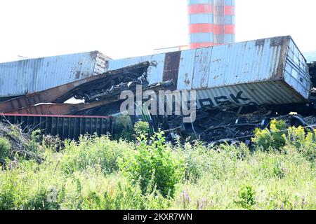 Questa mattina, poco prima delle 5, due treni merci si sono scontrati nei pressi del villaggio di Majurac vicino a Krizevci il 11 agosto 2021. Due persone sono state trasportate in ospedale, e la gravità delle lesioni che hanno subito è ancora sconosciuta. Entrambi i treni si stavano muovendo dalla direzione di Krizevci verso Koprivnica. C'erano solo macchinisti sui treni, non c'era altro personale. Foto:Damir Spehar/PIXSELL Foto Stock