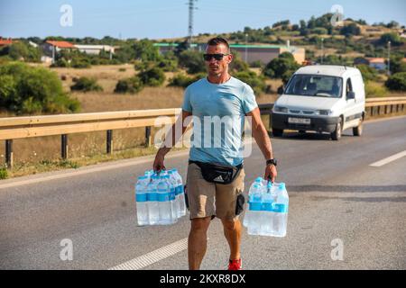 12 agosto 2021, Pola - Un incendio scoppiò nelle più ampie vicinanze di Pola, più precisamente tra Sikici e Skatari, che si estinguette con successo con l'aiuto di pompieri di Pola, Medulin, Fazana, Galizana e altri DVD, e infine canadesi. Foto: Srecko Niketic/PIXSELL Foto Stock