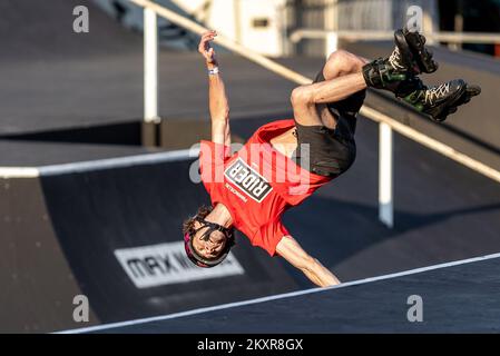 12 agosto 2021, Osijek - Skate Park sulla riva sinistra del fiume Drava. Jaroslav Mrstny esegue una manovra al Pannonian Challenge 22. Concorrenza in linea. Foto: Davor Javorovic/PIXSELL Foto Stock