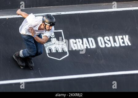 12 agosto 2021, Osijek - Skate Park sulla riva sinistra del fiume Drava. Tin Hadziomerspahic esegue una manovra al 22 Pannonian Challenge. Concorrenza in linea. Foto: Davor Javorovic/PIXSELL Foto Stock