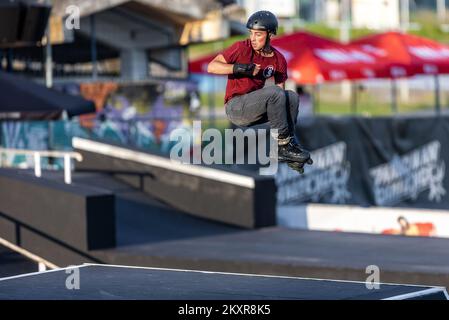 12 agosto 2021, Osijek - Skate Park sulla riva sinistra del fiume Drava. Jaro Frijin esegue una manovra al Pannonian Challenge 22. Concorrenza in linea. Foto: Davor Javorovic/PIXSELL Foto Stock