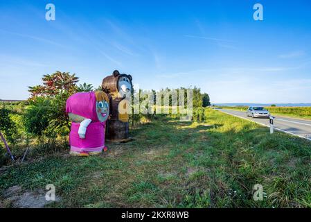 Personaggi dei cartoni animati Masha e l'orso fatto di balle di fieno visto all'ingresso di Jelisavac vicino Nasice, in Croazia, il 13 agosto 2021, Foto:Davor Javorovic/PIXSELL Foto Stock