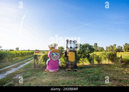 Personaggi dei cartoni animati Masha e l'orso fatto di balle di fieno visto all'ingresso di Jelisavac vicino Nasice, in Croazia, il 13 agosto 2021, Foto:Davor Javorovic/PIXSELL Foto Stock