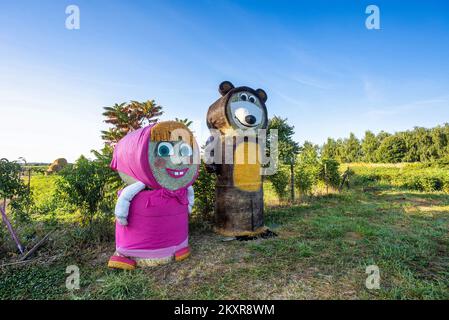 Personaggi dei cartoni animati Masha e l'orso fatto di balle di fieno visto all'ingresso di Jelisavac vicino Nasice, in Croazia, il 13 agosto 2021, Foto:Davor Javorovic/PIXSELL Foto Stock