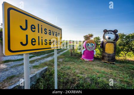 Personaggi dei cartoni animati Masha e l'orso fatto di balle di fieno visto all'ingresso di Jelisavac vicino Nasice, in Croazia, il 13 agosto 2021, Foto:Davor Javorovic/PIXSELL Foto Stock