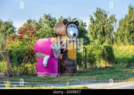 Personaggi dei cartoni animati Masha e l'orso fatto di balle di fieno visto all'ingresso di Jelisavac vicino Nasice, in Croazia, il 13 agosto 2021, Foto:Davor Javorovic/PIXSELL Foto Stock