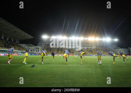 TIRASPOL, MOLDAVIA - 17 AGOSTO: I giocatori GNK Dinamo si stanno riscaldando prima della partita della UEFA Champions League Play-offs di una tappa tra FC Sheriff e Dinamo Zagreb allo Stadio Sheriff il 17 agosto 2021 a Tiraspol, Moldavia. Foto: Goran Stanzl/PIXSELL Foto Stock