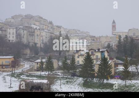Rivisondoli (AQ) - Vista sul caratteristico borgo innevato di montagna - Abruzzo - Italia Foto Stock