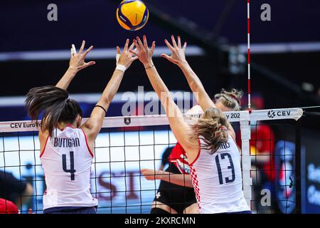 ZADAR, CROAZIA - 19 AGOSTO: Bozana Butigan e Samanta Fabris di Croazia in azione durante la CEV EuroVolley 2021 Pool C match tra Croazia e Svizzera presso la Sala Cosica di Kresimir nel Visnjik Sports Center il 19 agosto 2021 a Zadar, Croazia. Foto: Luka Stanzl/PIXSELL Foto Stock