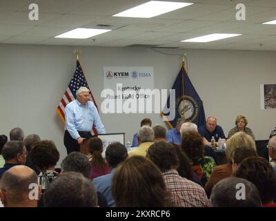 Tornado - Frankfort, Ky. , 17 aprile 2012 Richard Serino, Vice Amministratore della FEMA, rivolgendosi agli uffici regionali, JFO, e HQ dal webcast del Kentucky JFO durante la riunione del municipio. Cheryl Reyes/FEMA. Tempeste gravi del Kentucky, tornado, vento in linea retta e alluvioni. Fotografie relative a disastri e programmi, attività e funzionari di gestione delle emergenze Foto Stock