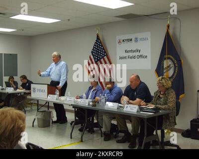 Tornado - Frankfort, Ky. , 17 aprile 2012 Richard Serino, Vice Amministratore FEMA; Libby Turner, FCO; Brad Kieserman, capo del consiglio della FEMA; Bob Fenton, viceamministratore aggiunto della risposta; Mary Lynne Miller, viceamministratore della regione IV, riunione del municipio al Kentucky JFO. Cheryl Reyes/FEMA. Tempeste gravi del Kentucky, tornado, vento in linea retta e alluvioni. Fotografie relative a disastri e programmi, attività e funzionari di gestione delle emergenze Foto Stock