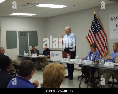 Tornado - Frankfort, Ky. , 17 aprile 2012 Richard Serino, Vice Amministratore della FEMA, rivolgendosi agli uffici regionali, JFO e HQ per webcast dal Kentucky JFO durante la riunione del municipio dei dipendenti. Cheryl Reyes/ FEMA.. Fotografie relative a disastri e programmi, attività e funzionari di gestione delle emergenze Foto Stock