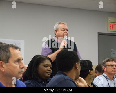 Tornado - Frankfort, Ky. , 17 aprile 2012 Roger Ingram, Relazioni della Comunità AEAO, che indaga circa la durata di tempo fra il processo di domanda e l'assunzione dei nuovi reserviss durante la riunione del municipio al Kentucky JFO. Cheryl Reyes/FEMA. Tempeste gravi del Kentucky, tornado, vento in linea retta e alluvioni. Fotografie relative a disastri e programmi, attività e funzionari di gestione delle emergenze Foto Stock