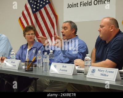 Tornado - Frankfort, Ky. , 17 aprile 2012 Brad Kieserman, capo del consiglio della FEMA, rispondendo alle domande poste dal personale e dai DAE degli uffici regionali e sul campo riguardanti la FQS alla riunione del municipio al Kentucky JFO. Cheryl Reyes/FEMA. Tempeste gravi del Kentucky, tornado, vento in linea retta e alluvioni. Fotografie relative a disastri e programmi, attività e funzionari di gestione delle emergenze Foto Stock