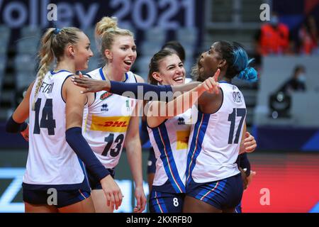 ZADAR, CROAZIA - 22 AGOSTO: I giocatori italiani di pallavolo celebrano la vittoria durante la partita del CEV EuroVolley 2021 Pool C tra Italia e Ungheria alla Sala Cosica di Kresimir del Visnjik Sports Center il 22 agosto 2021 a Zadar, Croazia. Foto: Luka Stanzl/PIXSELL Foto Stock