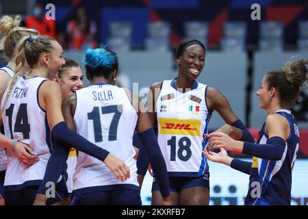 ZADAR, CROAZIA - 22 AGOSTO: I giocatori italiani di pallavolo celebrano la vittoria durante la partita del CEV EuroVolley 2021 Pool C tra Italia e Ungheria alla Sala Cosica di Kresimir del Visnjik Sports Center il 22 agosto 2021 a Zadar, Croazia. Foto: Luka Stanzl/PIXSELL Foto Stock