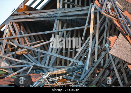 Tornado - Joplin, Lu. , 21 maggio 2012 i resti di un edificio un anno dopo che un tornado mortale EF-5 colpì la città di Joplin il 22 maggio 2011. Il tornado ha ucciso 161 abitanti di Joplin, distrutto il 25%%%%%%%%%%%%%%%%%% della città e ha generato $2. 2 miliardi di dollari in danni alla proprietà. La FEMA sostiene gli sforzi di recupero di città e comunità come Joplin mentre lavorano per la ricostruzione dopo un disastro. Missouri gravi tempeste, tornado, e alluvioni. Fotografie relative a disastri e programmi, attività e funzionari di gestione delle emergenze Foto Stock