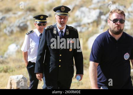 I vigili del fuoco e la famiglia segnano il 14th° anniversario della tragedia che si è abbattuta sull'isola di Kornat il 30 agosto 2021. Il 30 agosto 2007 è scoppiato un incendio sull'isola di Kornat, è stata inviata una squadra di 23 vigili del fuoco, 13 vigili del fuoco sono rimasti bloccati tra due colline senza acqua e sono stati circondati da un muro di fuoco. Sei sono stati uccisi sulla scena e sei più tardi per ustioni in ospedale. Phoot: Luka Stanzl/PIXSELL Foto Stock