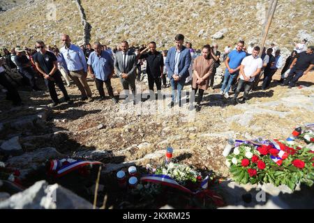 I vigili del fuoco e la famiglia segnano il 14th° anniversario della tragedia che si è abbattuta sull'isola di Kornat il 30 agosto 2021. Il 30 agosto 2007 è scoppiato un incendio sull'isola di Kornat, è stata inviata una squadra di 23 vigili del fuoco, 13 vigili del fuoco sono rimasti bloccati tra due colline senza acqua e sono stati circondati da un muro di fuoco. Sei sono stati uccisi sulla scena e sei più tardi per ustioni in ospedale. Phoot: Luka Stanzl/PIXSELL Foto Stock