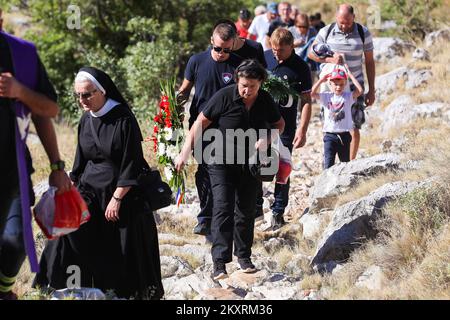 I vigili del fuoco e la famiglia segnano il 14th° anniversario della tragedia che si è abbattuta sull'isola di Kornat il 30 agosto 2021. Il 30 agosto 2007 è scoppiato un incendio sull'isola di Kornat, è stata inviata una squadra di 23 vigili del fuoco, 13 vigili del fuoco sono rimasti bloccati tra due colline senza acqua e sono stati circondati da un muro di fuoco. Sei sono stati uccisi sulla scena e sei più tardi per ustioni in ospedale. Phoot: Luka Stanzl/PIXSELL Foto Stock