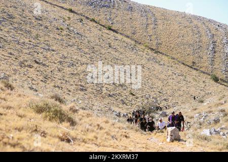 I vigili del fuoco e la famiglia segnano il 14th° anniversario della tragedia che si è abbattuta sull'isola di Kornat il 30 agosto 2021. Il 30 agosto 2007 è scoppiato un incendio sull'isola di Kornat, è stata inviata una squadra di 23 vigili del fuoco, 13 vigili del fuoco sono rimasti bloccati tra due colline senza acqua e sono stati circondati da un muro di fuoco. Sei sono stati uccisi sulla scena e sei più tardi per ustioni in ospedale. Phoot: Luka Stanzl/PIXSELL Foto Stock
