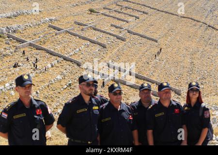I vigili del fuoco e la famiglia segnano il 14th° anniversario della tragedia che si è abbattuta sull'isola di Kornat il 30 agosto 2021. Il 30 agosto 2007 è scoppiato un incendio sull'isola di Kornat, è stata inviata una squadra di 23 vigili del fuoco, 13 vigili del fuoco sono rimasti bloccati tra due colline senza acqua e sono stati circondati da un muro di fuoco. Sei sono stati uccisi sulla scena e sei più tardi per ustioni in ospedale. Phoot: Luka Stanzl/PIXSELL Foto Stock