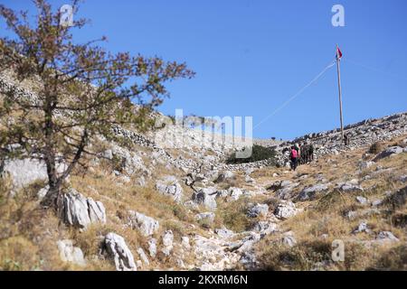 I vigili del fuoco e la famiglia segnano il 14th° anniversario della tragedia che si è abbattuta sull'isola di Kornat il 30 agosto 2021. Il 30 agosto 2007 è scoppiato un incendio sull'isola di Kornat, è stata inviata una squadra di 23 vigili del fuoco, 13 vigili del fuoco sono rimasti bloccati tra due colline senza acqua e sono stati circondati da un muro di fuoco. Sei sono stati uccisi sulla scena e sei più tardi per ustioni in ospedale. Phoot: Luka Stanzl/PIXSELL Foto Stock