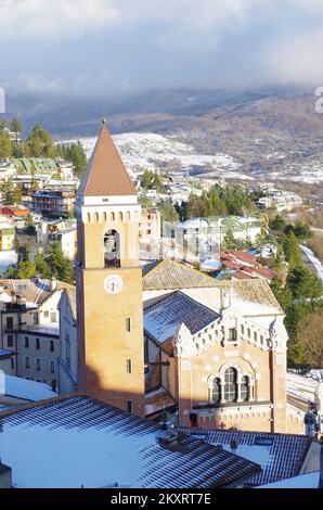 Rivisondoli (AQ) - Vista sul caratteristico borgo innevato di montagna - Abruzzo - Italia Foto Stock