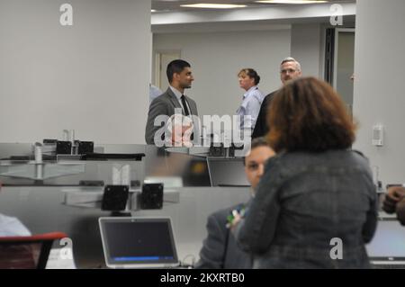 Washington, D. C., 4 giugno 2012 dopo mesi di ristrutturazione, viene aperto il nuovo Centro Nazionale di coordinamento Risposta. Prima di un uragano, la FEMA ha l'autorità e la capacità di pre-posizionare i team di risposta e le forniture per disastri vicino all'area di impatto prevista e attiverà il Centro di coordinamento Risposta Nazionale. Fotografie relative a disastri e programmi, attività e funzionari di gestione delle emergenze Foto Stock