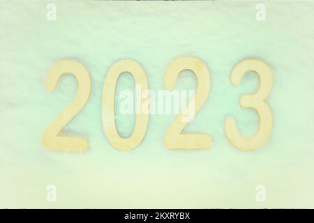 Giallo anno nuovo numero 2023 sul colore verde chiaro Foto Stock