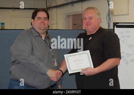 Flooding - Minot, N. D. , 14 giugno 2012 Brian Hvinden, responsabile Affari esterni nella Regione 8 per il DR 1981 ND, presenta il Premio Trimestrale per gli Affari esterni Hi-Five a Bob Kaufmann per i contributi visivi apportati durante l'assegnazione in North Dakota. Robert Kaufmann/FEMA. Alluvione del North Dakota. Fotografie relative a disastri e programmi, attività e funzionari di gestione delle emergenze Foto Stock